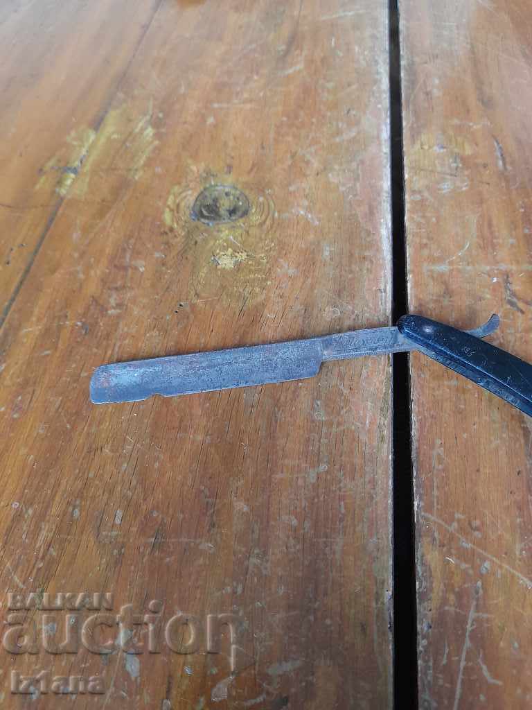 An old razor with price 25.00 BGN | € 12.78 An old razor with price 25.00 BGN | € 12.78