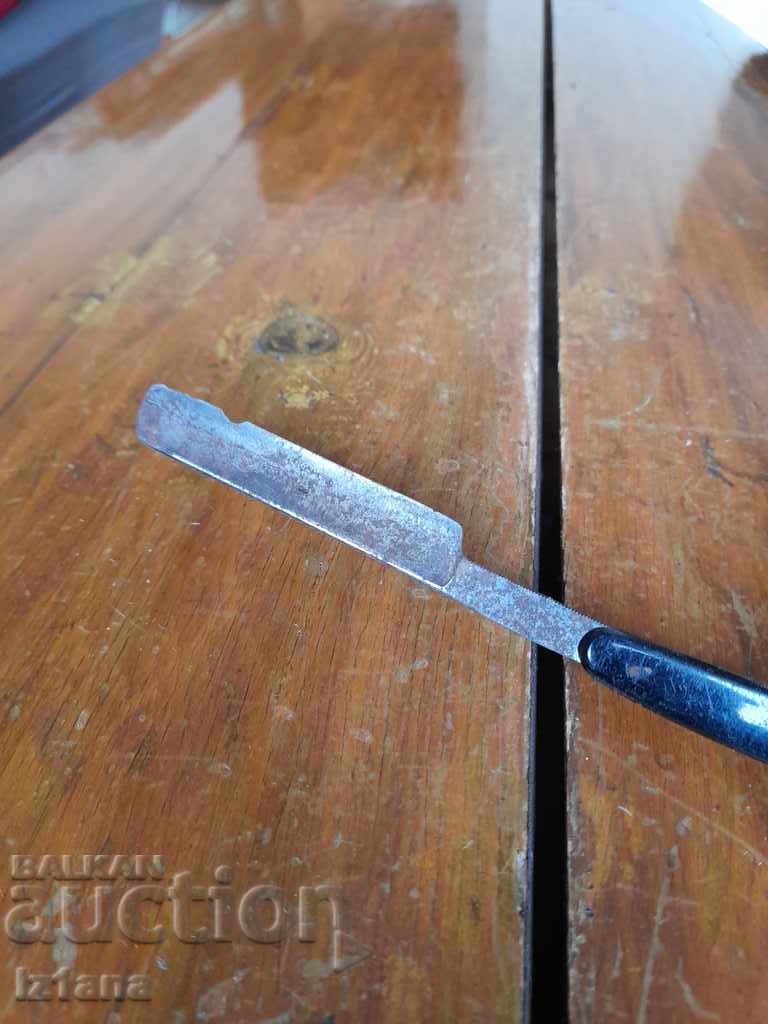 An old razor - 5 An old razor - 5