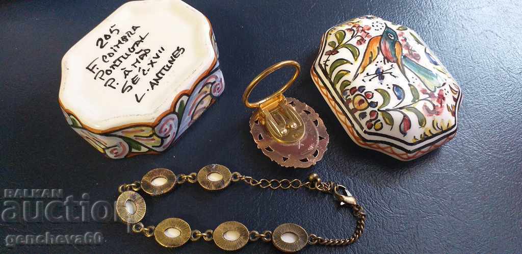 Auction Vintage scarf brooch, bracelet and jewelry box/porcelain Auction Vintage scarf brooch, bracelet and jewelry box/porcelain