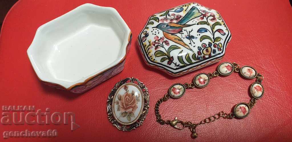 Delivery of Vintage scarf brooch, bracelet and jewelry box/porcelain Delivery of Vintage scarf brooch, bracelet and jewelry box/porcelain