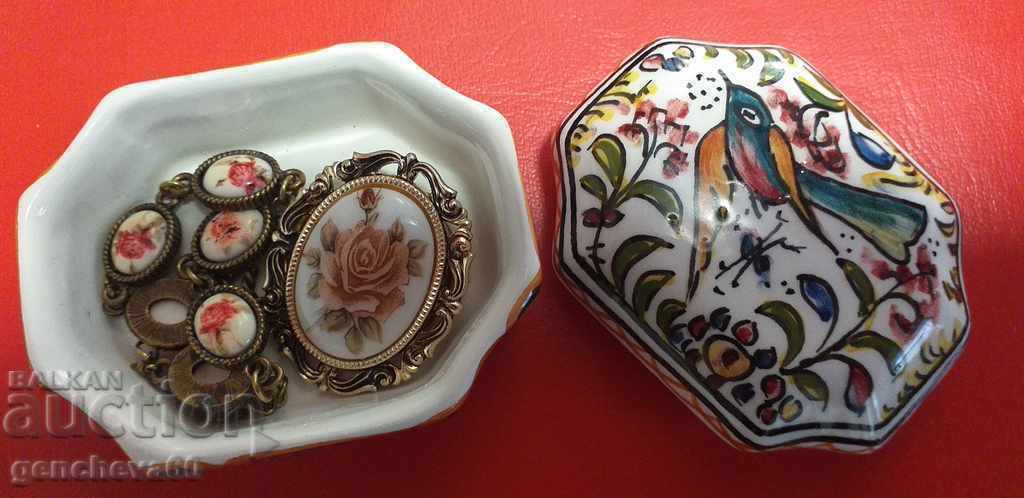 Vintage scarf brooch, bracelet and jewelry box/porcelain Vintage scarf brooch, bracelet and jewelry box/porcelain
