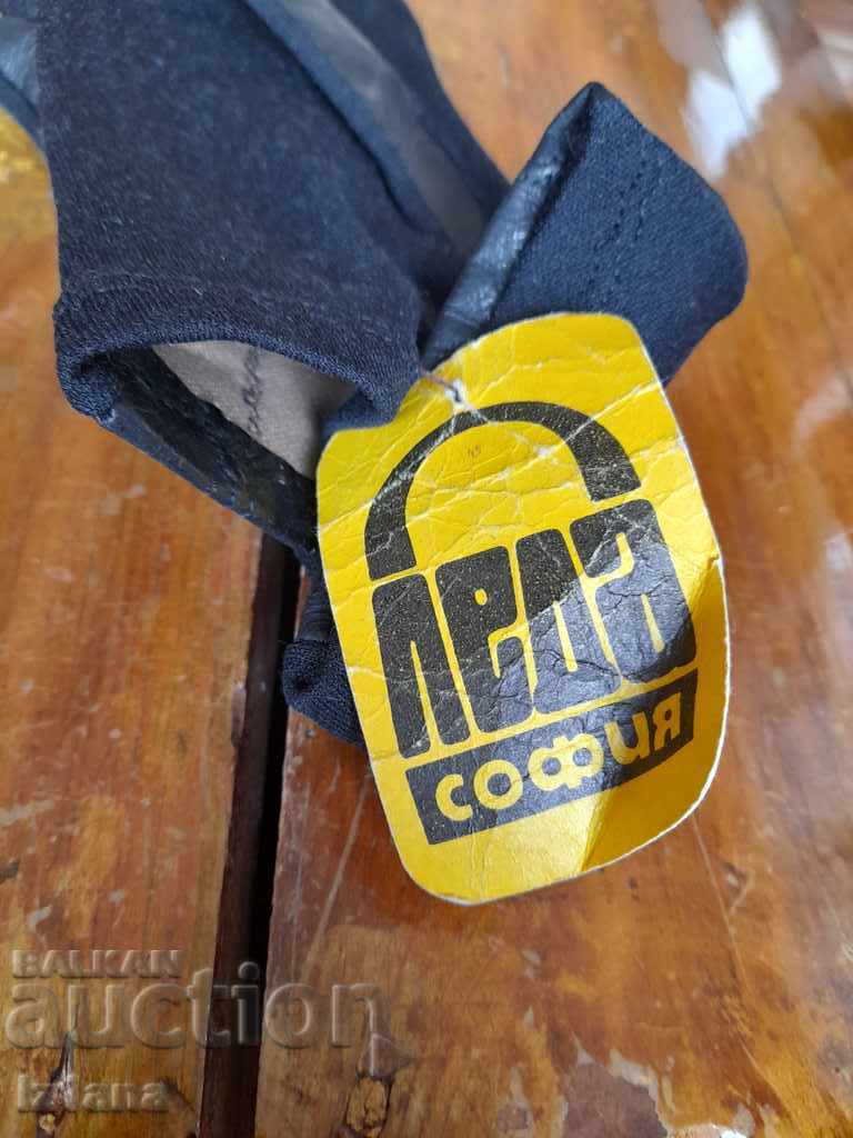 Delivery of Old Ladies Gloves Leda