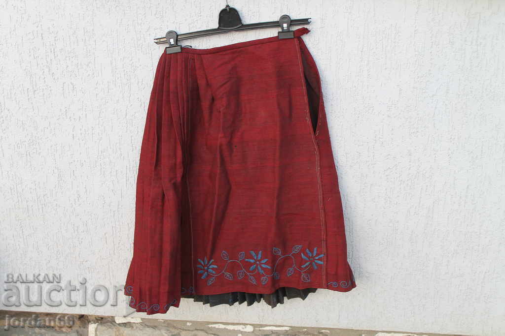 Pleated woolen skirt