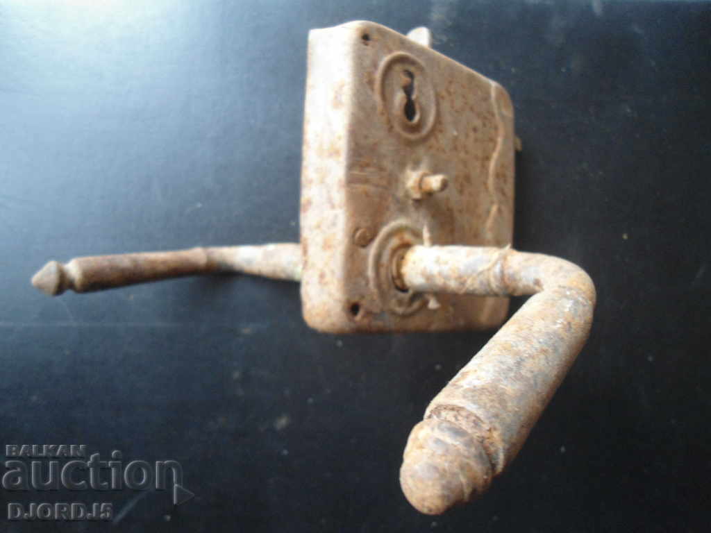 Old lock with price 5.00 BGN | € 2.56 Old lock with price 5.00 BGN | € 2.56