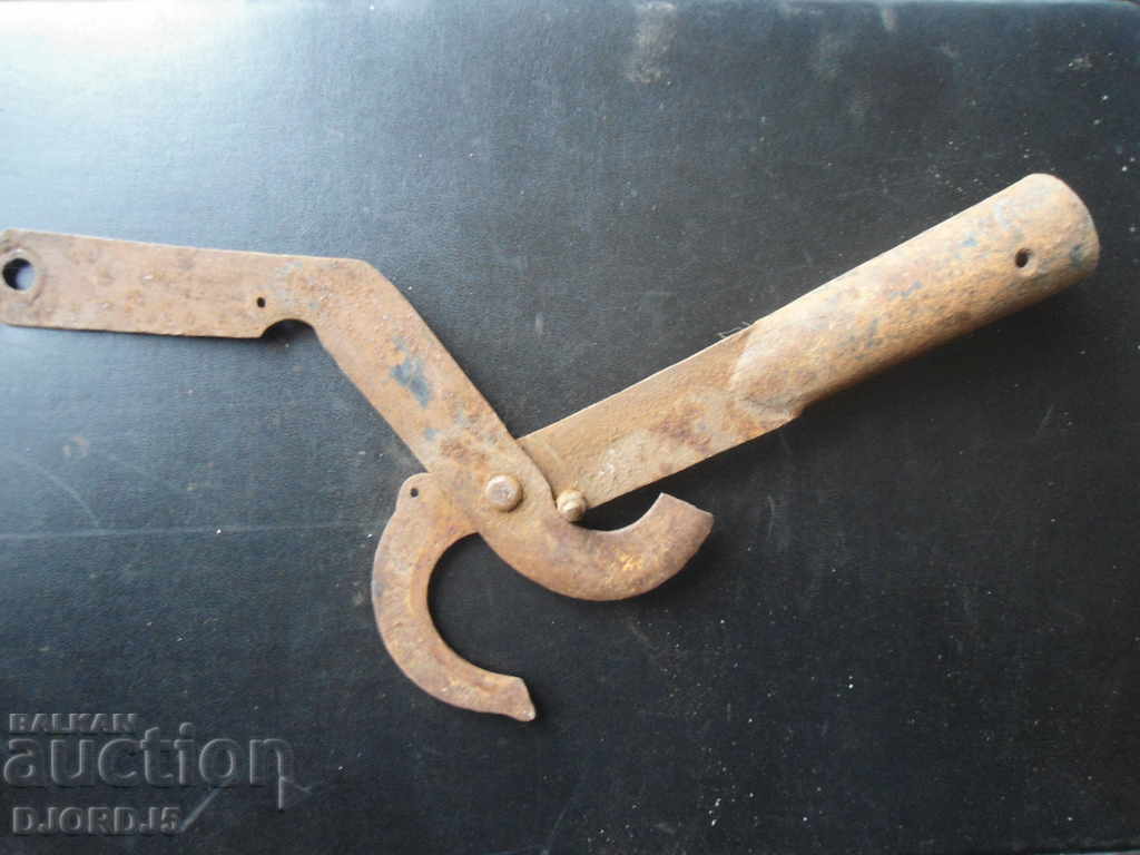 Old pruning shears. with price 4.00 BGN | € 2.05