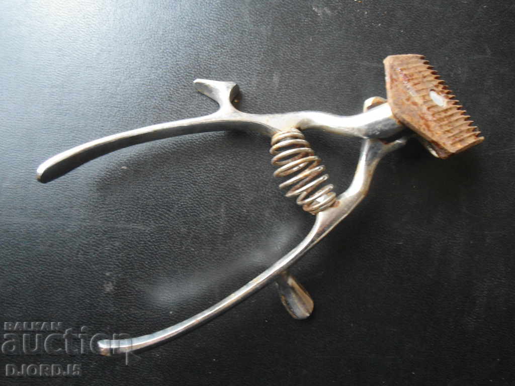 An old trimmer with price 4.00 BGN | € 2.05