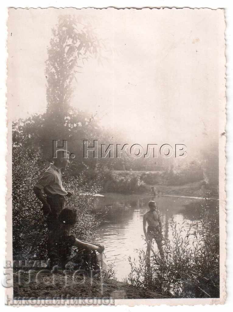 OLD PHOTO BY THE RIVER MAN WITH MUSCLES A694