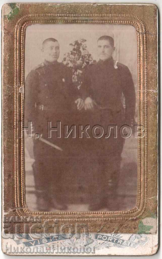 MICĂ FOTO VECHE A MILITARULUI ÎN STUDIO CARTON A697