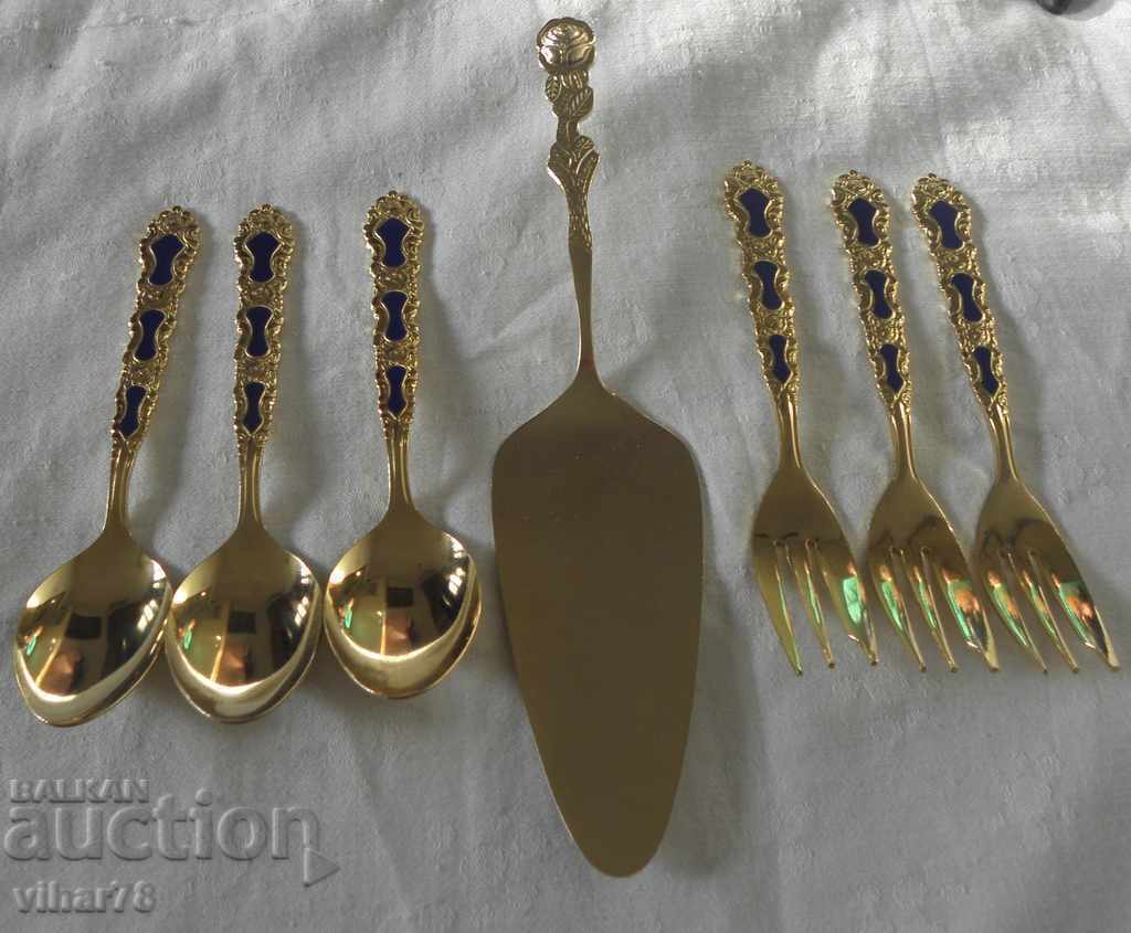 Tacâmuri placate cu aur de 24 de karate - furculițe, linguri și spatulă