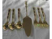 Tacâmuri placate cu aur de 24 de karate - furculițe, linguri și spatulă
