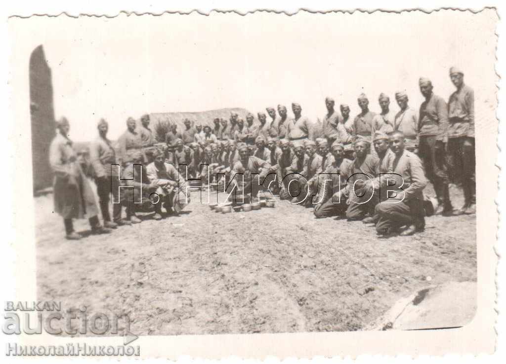 LITTLE OLD PHOTO MILITARY FIELD LUNCH A709