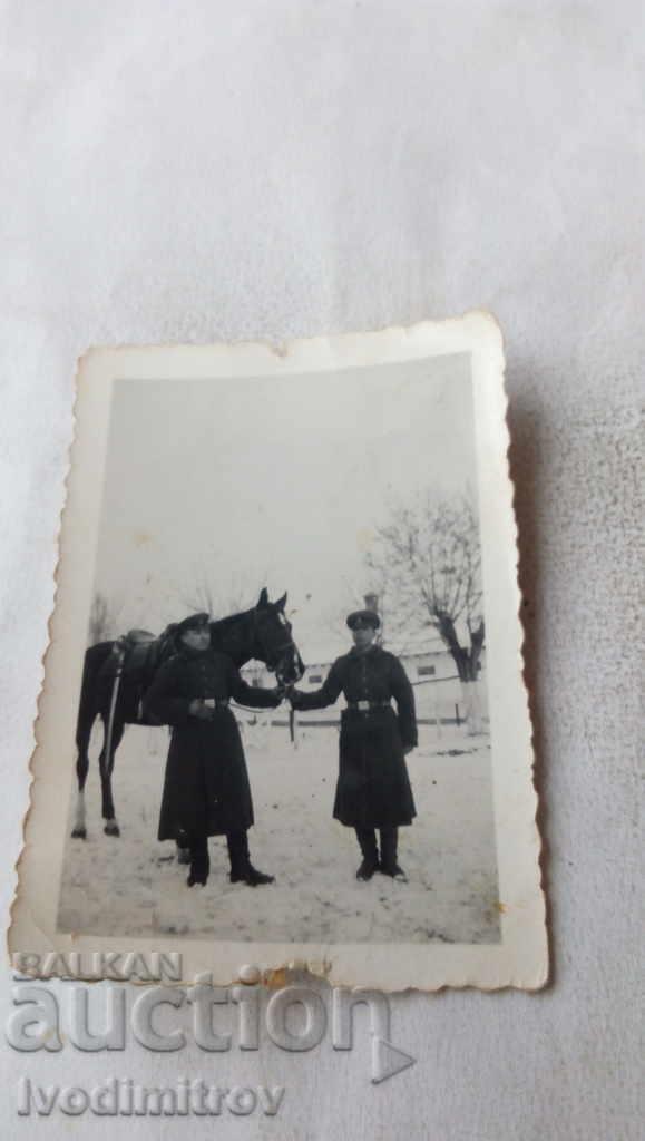 Photo Officer and soldier by horse in winter