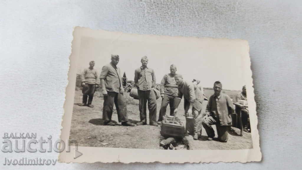 Foto Soldații lângă o bucătărie de câmp