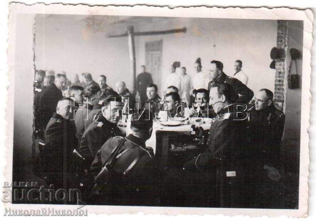 SMALL OLD PHOTO MILITARY OFFICERS AT LUNCH A713