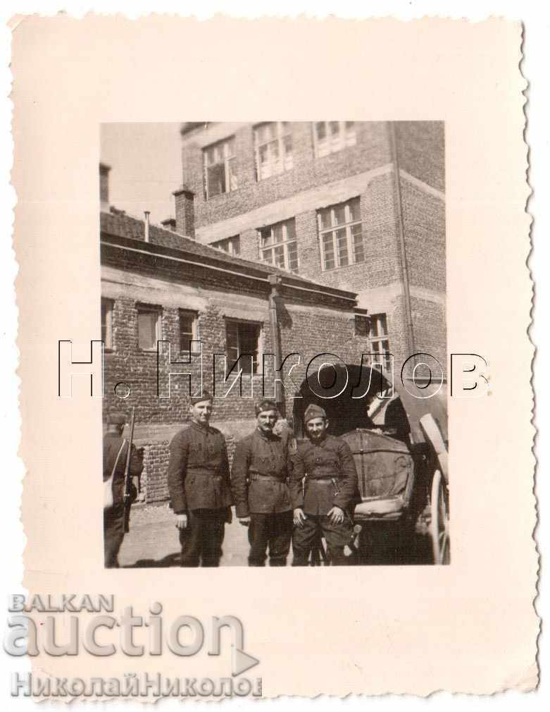 LITTLE OLD PHOTO MILITARY GUARD TRAIN A718