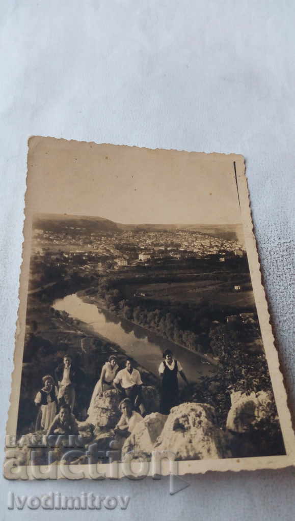 Fotografie Lovech Băieți și fete pe stâncile de deasupra râului Osam