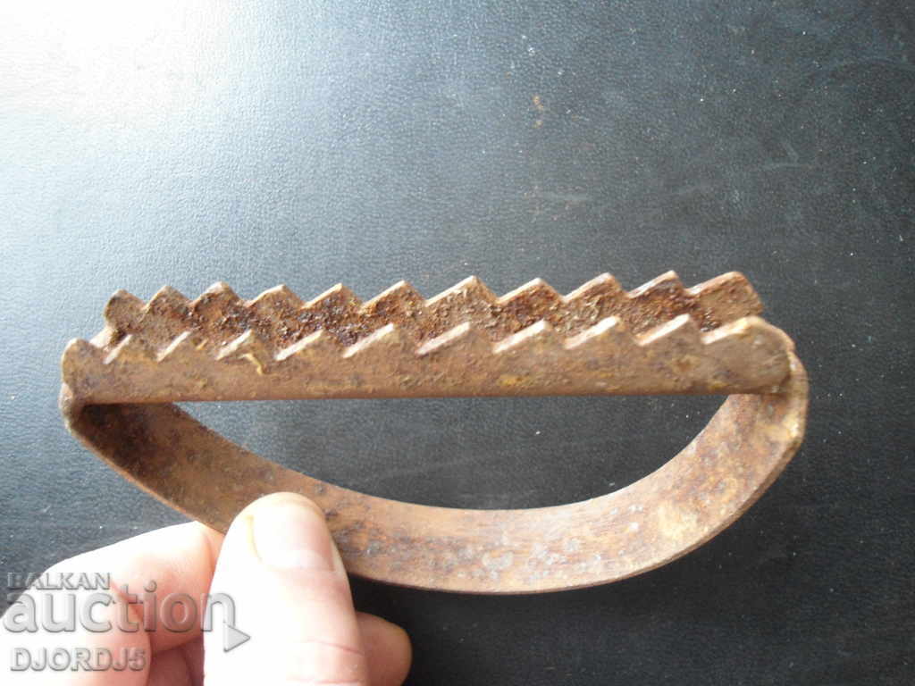 Auction An old hand grain Auction An old hand grain