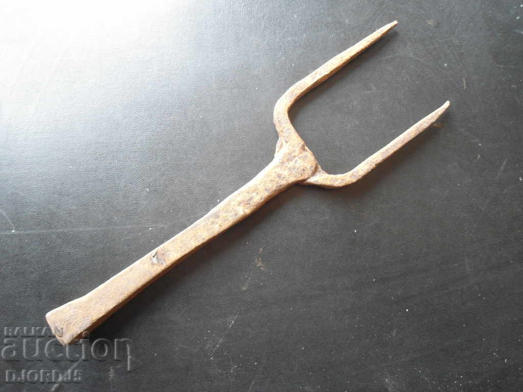 An old anvil with price 5.00 BGN | € 2.56