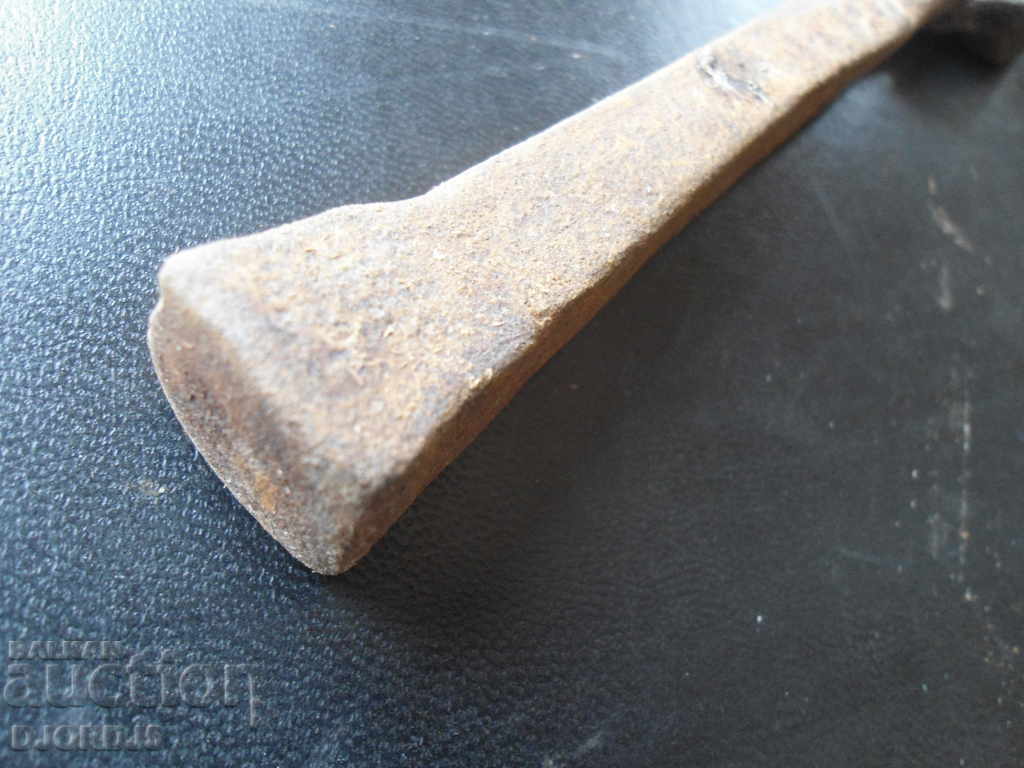 Auction  An old anvil