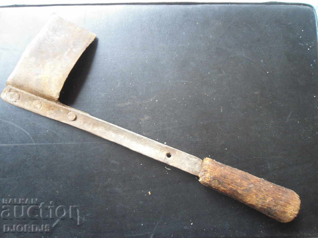 Delivery of Old hoof trimming tool Delivery of Old hoof trimming tool