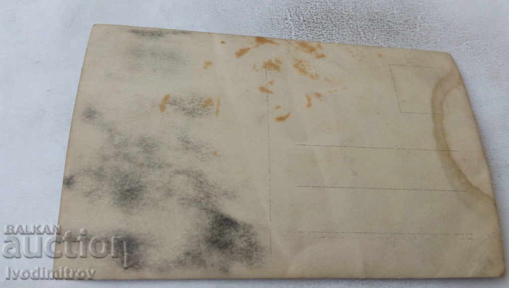 Φωτογραφία Τρεις νέοι δίπλα σε ένα κάρο με τιμή 2.35 BGN | € 1.20 Φωτογραφία Τρεις νέοι δίπλα σε ένα κάρο με τιμή 2.35 BGN | € 1.20