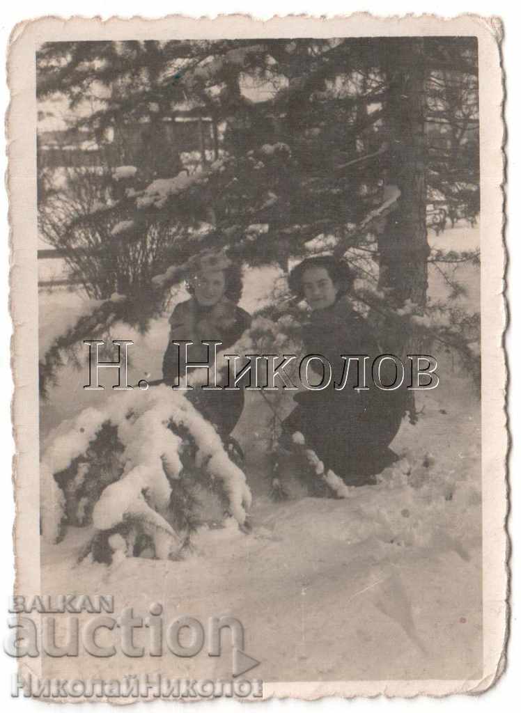 1943 SMALL OLD PHOTO MACEDONIA SKOPJE TWO LADIES A788 1943 SMALL OLD PHOTO MACEDONIA SKOPJE TWO LADIES A788