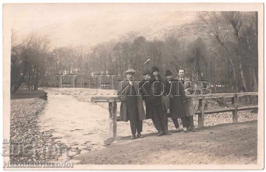 1925 OLD PHOTO MEN IN ISKRETS VILLAGE END OF SVOGE A814
