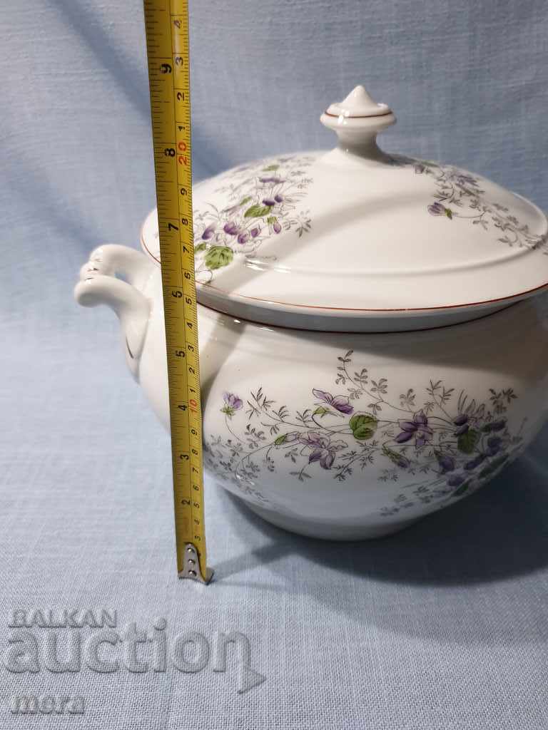 Παράδοση Μεγάλη πορσελάνινη σουπιέρα με βιολέτες. Παράδοση Μεγάλη πορσελάνινη σουπιέρα με βιολέτες.