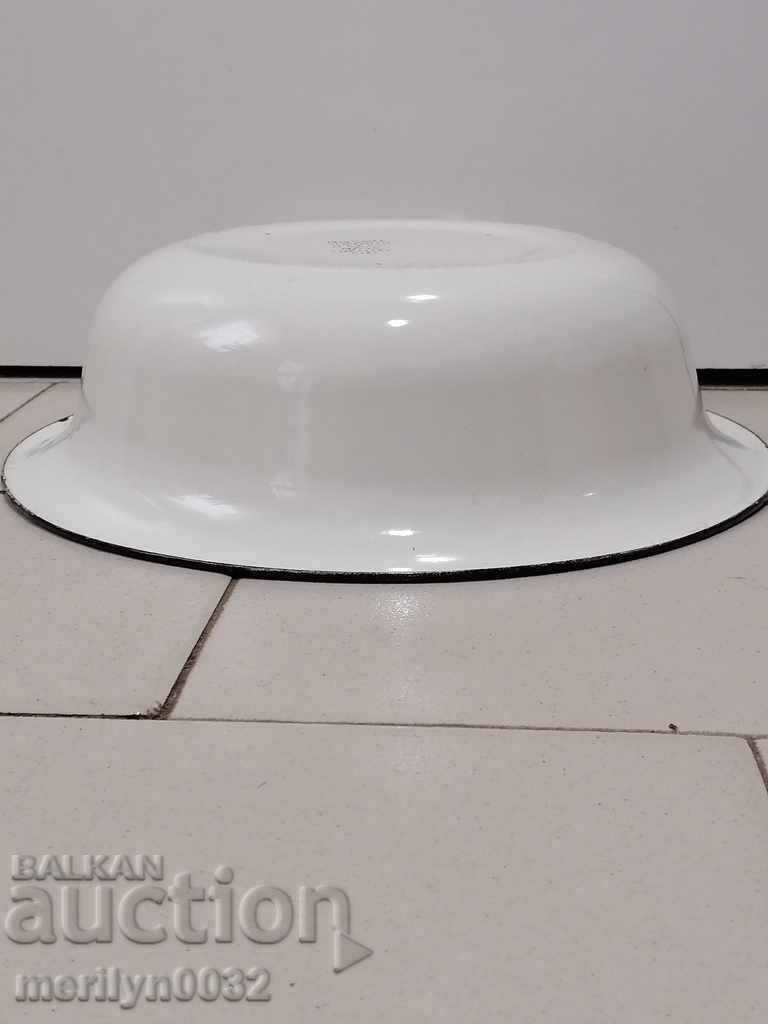 Аукцион Емайлиран малък леген, корито, съд с емайл купа Аукцион Емайлиран малък леген, корито, съд с емайл купа