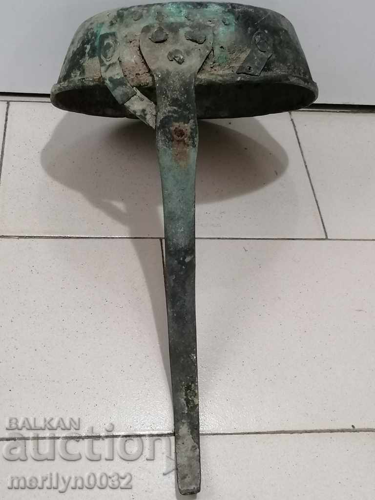 Auction An old copper pan, a baker, a tray, a copper pot Auction An old copper pan, a baker, a tray, a copper pot