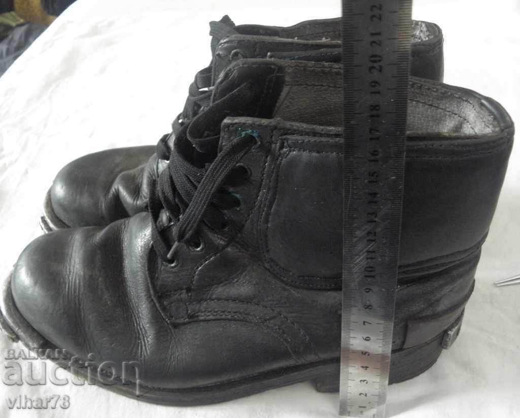 Auction Old military boots with straps Auction Old military boots with straps
