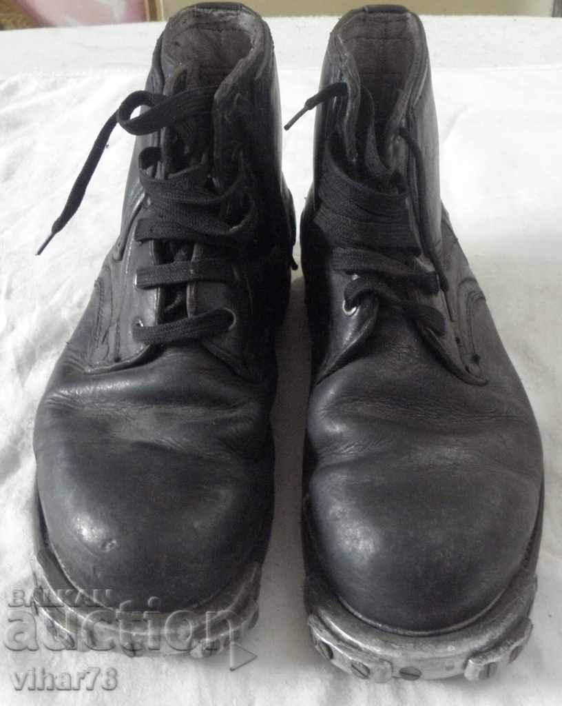 Pantofi militari vechi cu țâțe