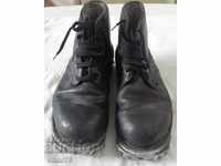 Παλιά στρατιωτικά παπούτσια με βυζιά