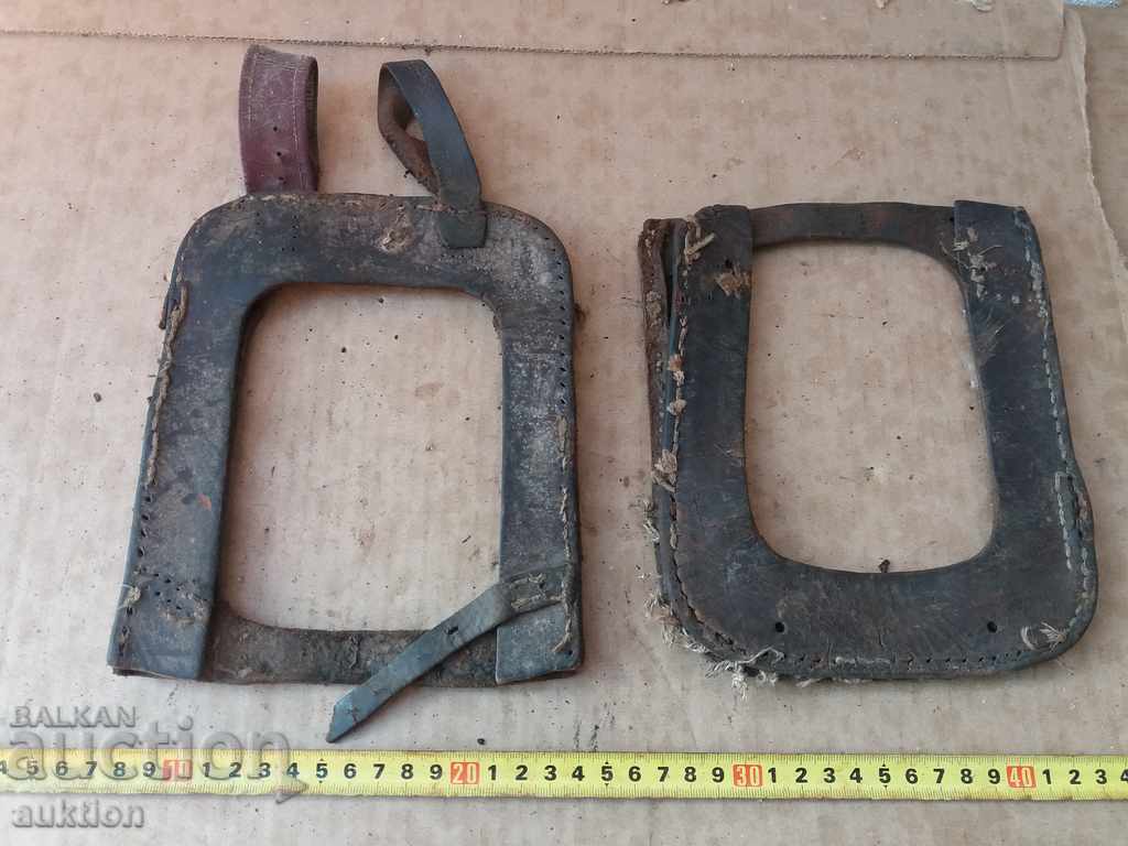 Licitație LOT DE 2 LOPATI DIN PIELE Licitație LOT DE 2 LOPATI DIN PIELE