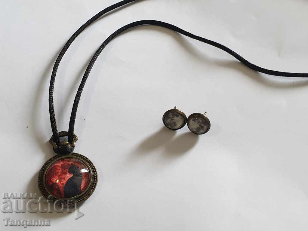 Светещи в тъмното обици и кулие с цена 12.00 лв. | € 6.14 Светещи в тъмното обици и кулие с цена 12.00 лв. | € 6.14