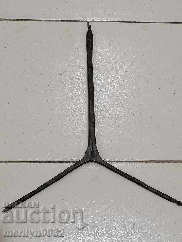 Αρχαίο δεκανίκι, μπορντό, κατσαβίδι, σφυρήλατο σίδερο με τιμή 35.00 BGN | € 17.90