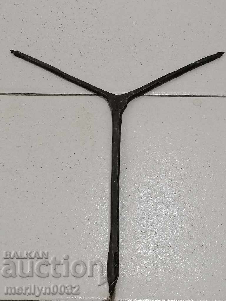 Δημοπρασία Αρχαίο δεκανίκι, μπορντό, κατσαβίδι, σφυρήλατο σίδερο