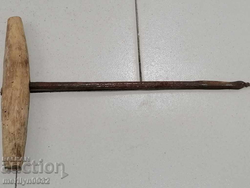 Старинен маткап, бургия, свредел, ковано желязо с цена 33.00 лв. | € 16.87 Старинен маткап, бургия, свредел, ковано желязо с цена 33.00 лв. | € 16.87