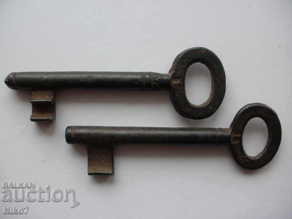 Πολλά παλιά, συμπαγή, μεταλλικά κλειδιά. με τιμή 10.00 BGN | € 5.11 Πολλά παλιά, συμπαγή, μεταλλικά κλειδιά. με τιμή 10.00 BGN | € 5.11