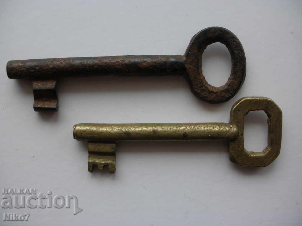 Livrarea O mulțime de chei vechi, solide, metalice.