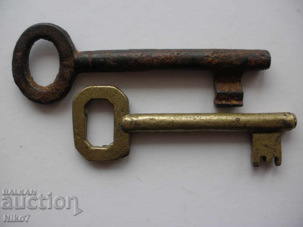 Πολλά παλιά, συμπαγή, μεταλλικά κλειδιά. - 5 Πολλά παλιά, συμπαγή, μεταλλικά κλειδιά. - 5