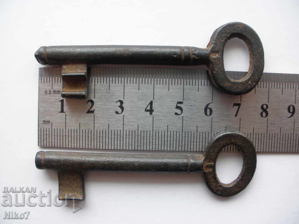 Πολλά παλιά, συμπαγή, μεταλλικά κλειδιά. - 6 Πολλά παλιά, συμπαγή, μεταλλικά κλειδιά. - 6