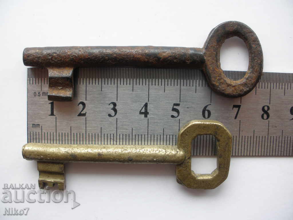 Πολλά παλιά, συμπαγή, μεταλλικά κλειδιά. - 7 Πολλά παλιά, συμπαγή, μεταλλικά κλειδιά. - 7