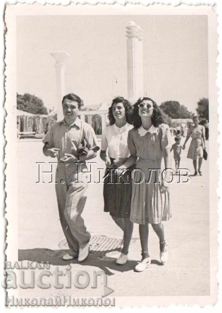 MICĂ FOTO VECHE DIN VARNA ÎN FAȚA GRĂDINII MĂRII A878