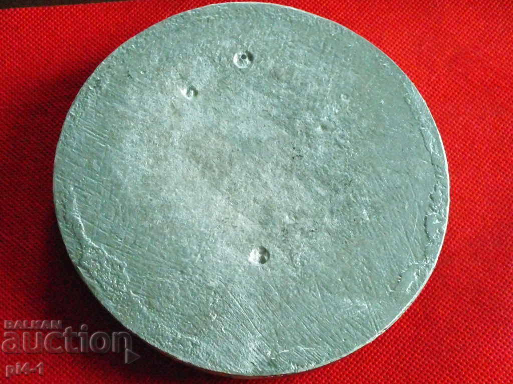 Basorelieful liderului proletar Vladimir Lenin cu preț 80.00 BGN | € 40.90 Basorelieful liderului proletar Vladimir Lenin cu preț 80.00 BGN | € 40.90