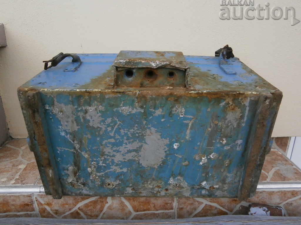 Παράδοση κιβώτιο αλουμινίου από τρόλεϊ εκτόξευσης αεροπλάνου Β' Παγκόσμιου Πολέμου Παράδοση κιβώτιο αλουμινίου από τρόλεϊ εκτόξευσης αεροπλάνου Β' Παγκόσμιου Πολέμου