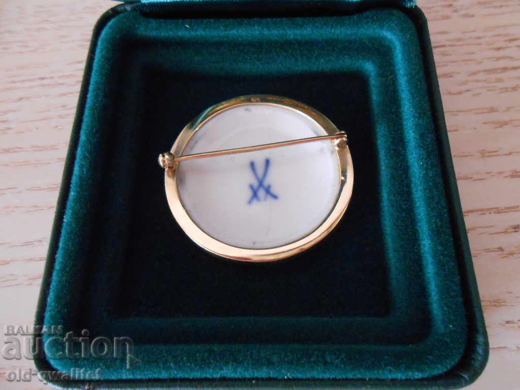 Auction Meissen Brooch, 585 Gold and Porcelain Stamp: 2 Sabers Auction Meissen Brooch, 585 Gold and Porcelain Stamp: 2 Sabers
