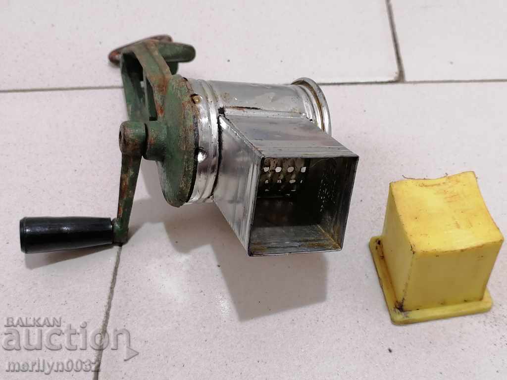 Delivery of Bulgarian grinder for walnuts and nuts machine 60-70s Delivery of Bulgarian grinder for walnuts and nuts machine 60-70s