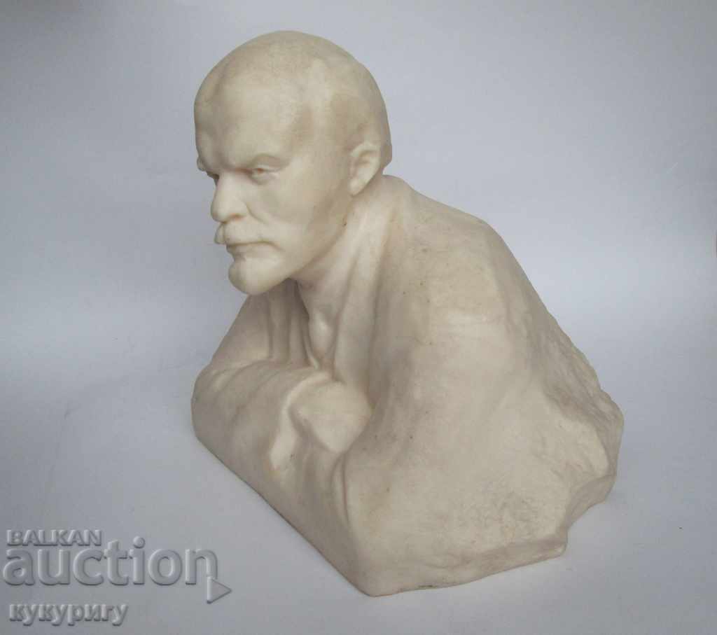 Delivery of Large old Russian Socialist bust of Lenin of the USSR Delivery of Large old Russian Socialist bust of Lenin of the USSR