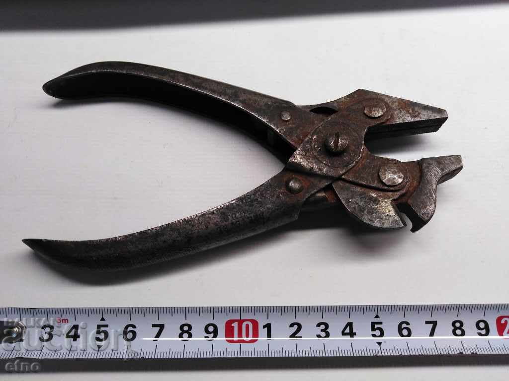 Auction VINTAGE TOOL, PLIERS, APPLIANCE Auction VINTAGE TOOL, PLIERS, APPLIANCE